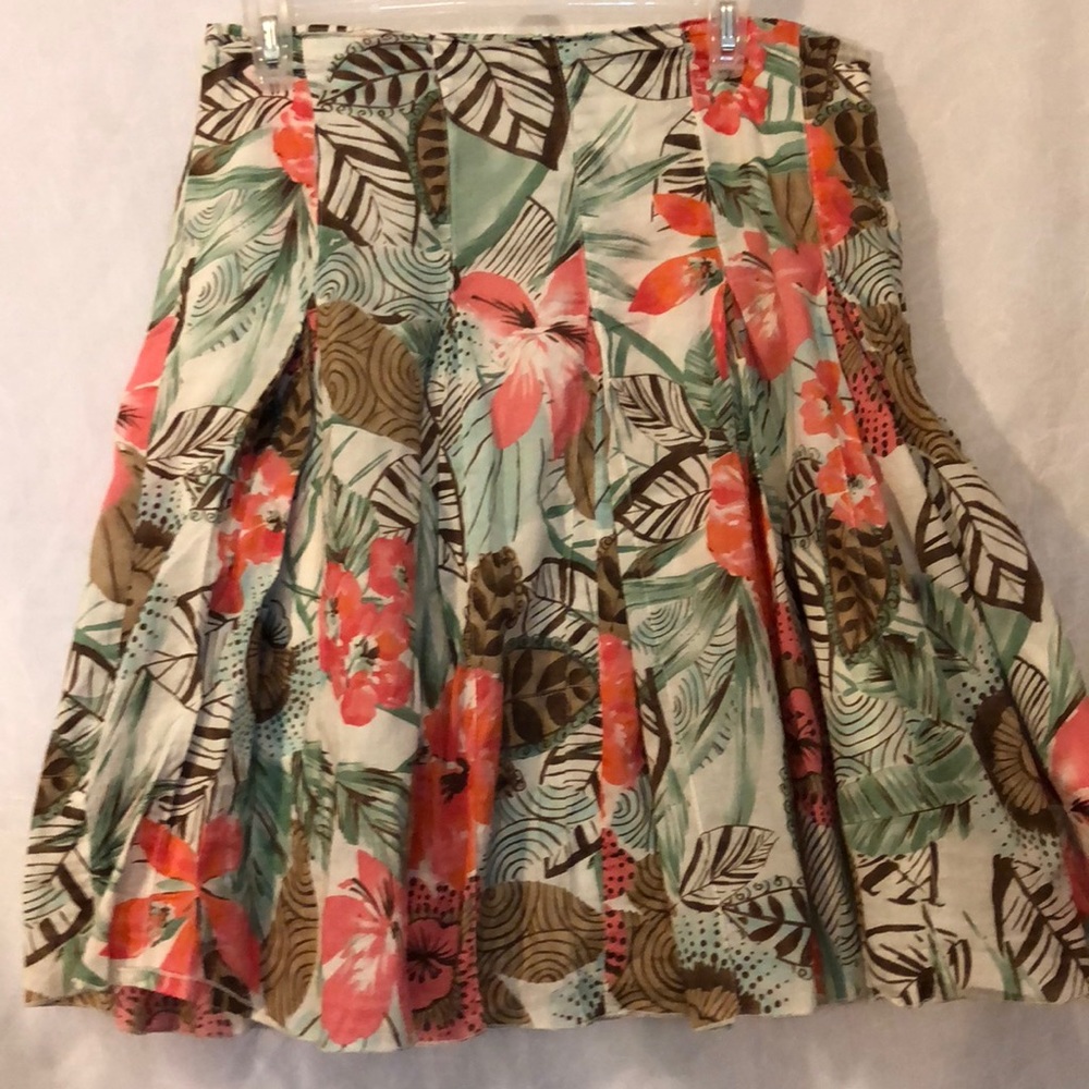 Casual Corner size 6 floral print skirt